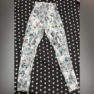 Lululemon Athletica Blue and Gray Floral Leggings- size 4